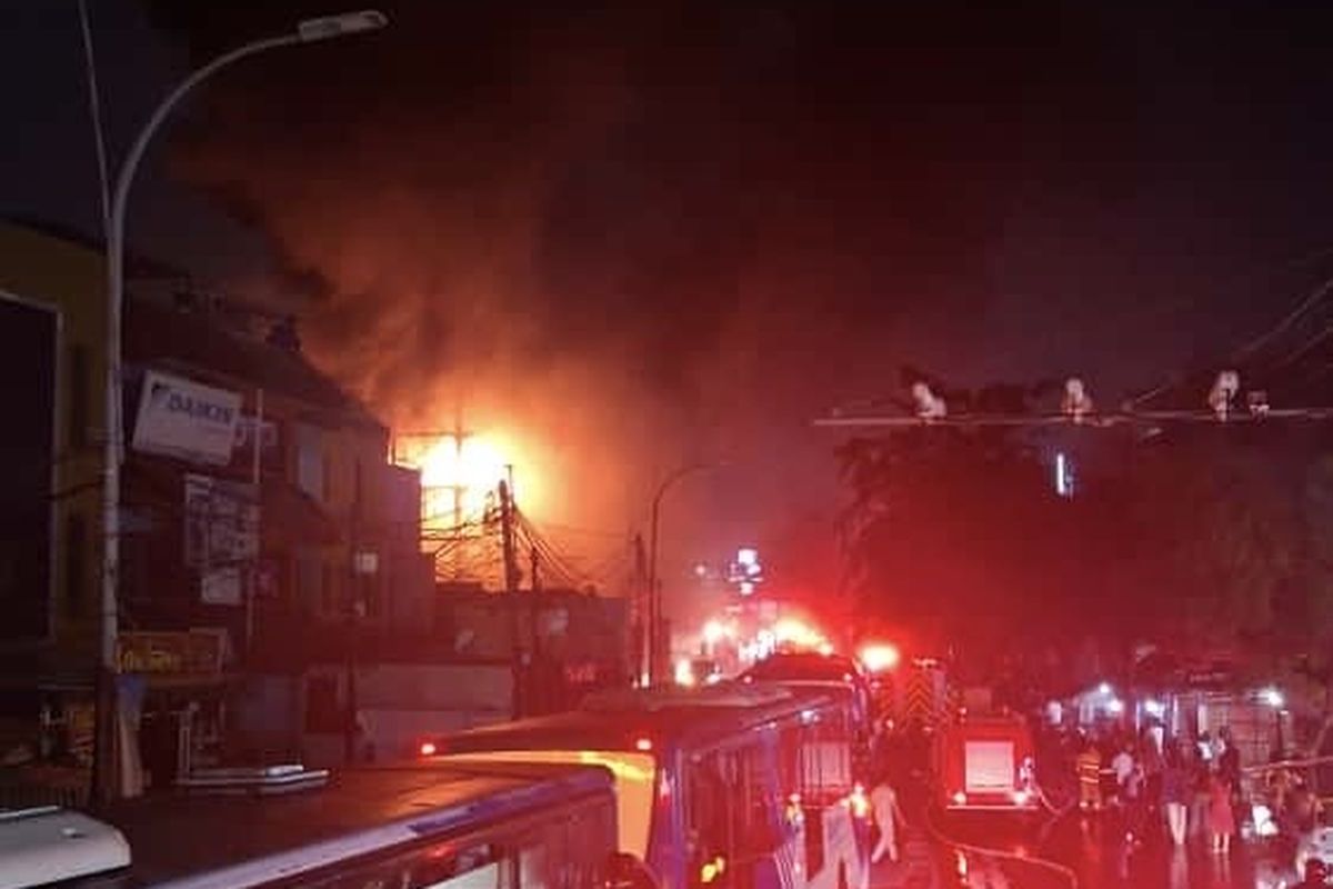 Kebakaran Bengkel di Ciledug Lumpuhkan Lalu Lintas, Transjakarta Terpaksa Berhenti Beroperasi!