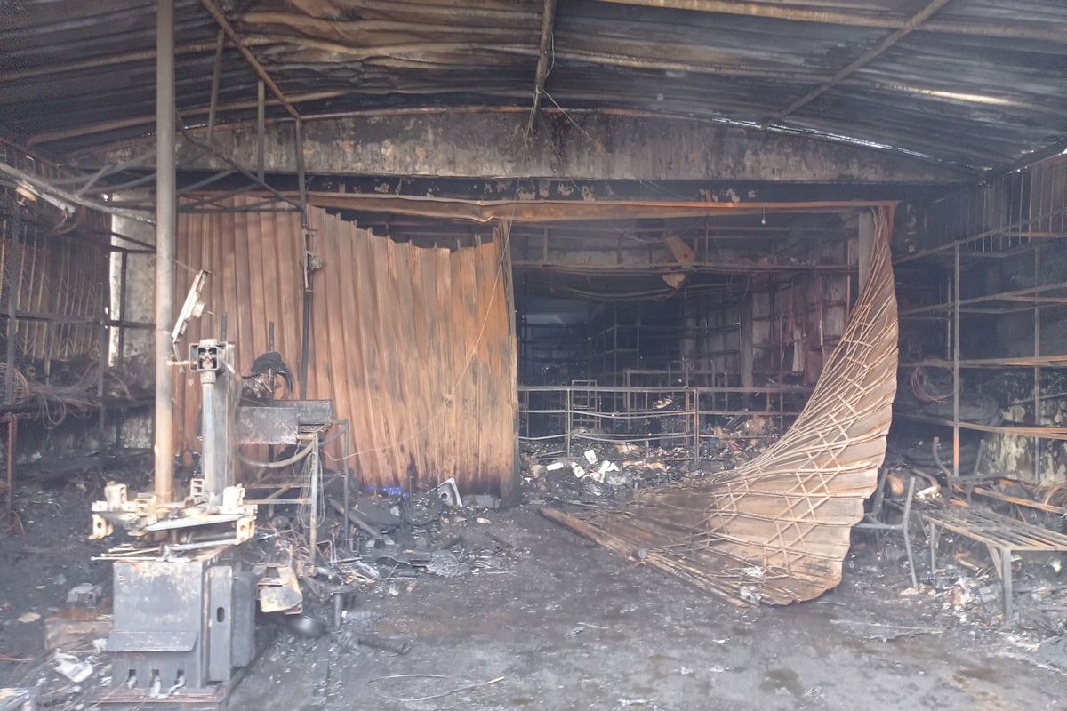 Bengkel di Ciledug Ludes Terbakar, Jalan Raya Lumpuh dan Transjakarta Ikut Terhenti!